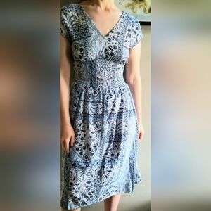 Old Navy Blue and White V-Neck Smocked Maxi Dress Floral Pattern Cute Dress